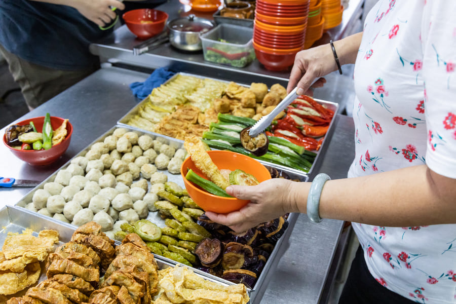 comida callejera china, la comida esta sobre bandejas de metal