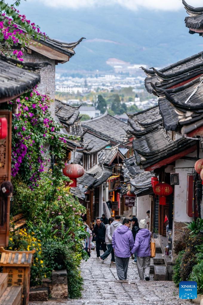 pueblo tipico chino, la imagen esta en perspectiva hacia abajo, de fondo se ve otra cuidad de china