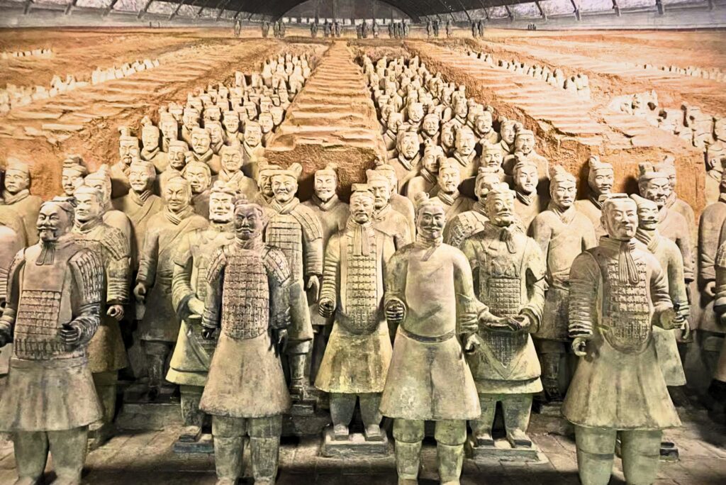 guerreros terracota de china, al inicio hay 4 filas de guerreros que son visibles