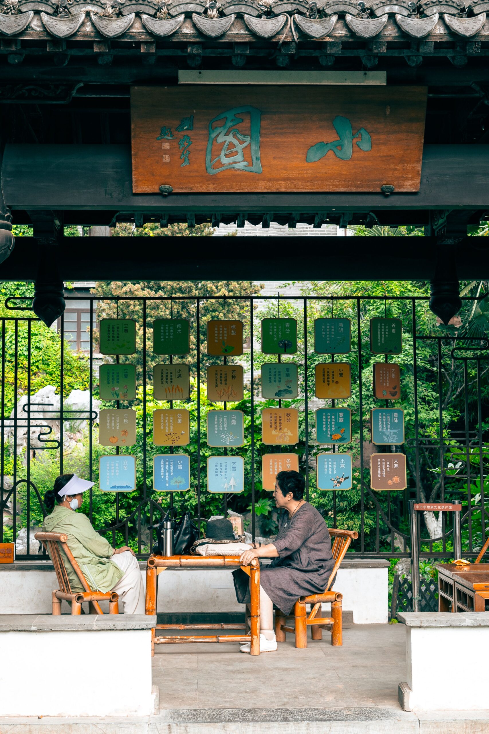 dos personas asiaticas platicando sentadas en un cafe