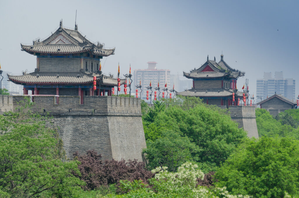 muralla de la ciudad de xian, la muralla es mas alta que los arboles