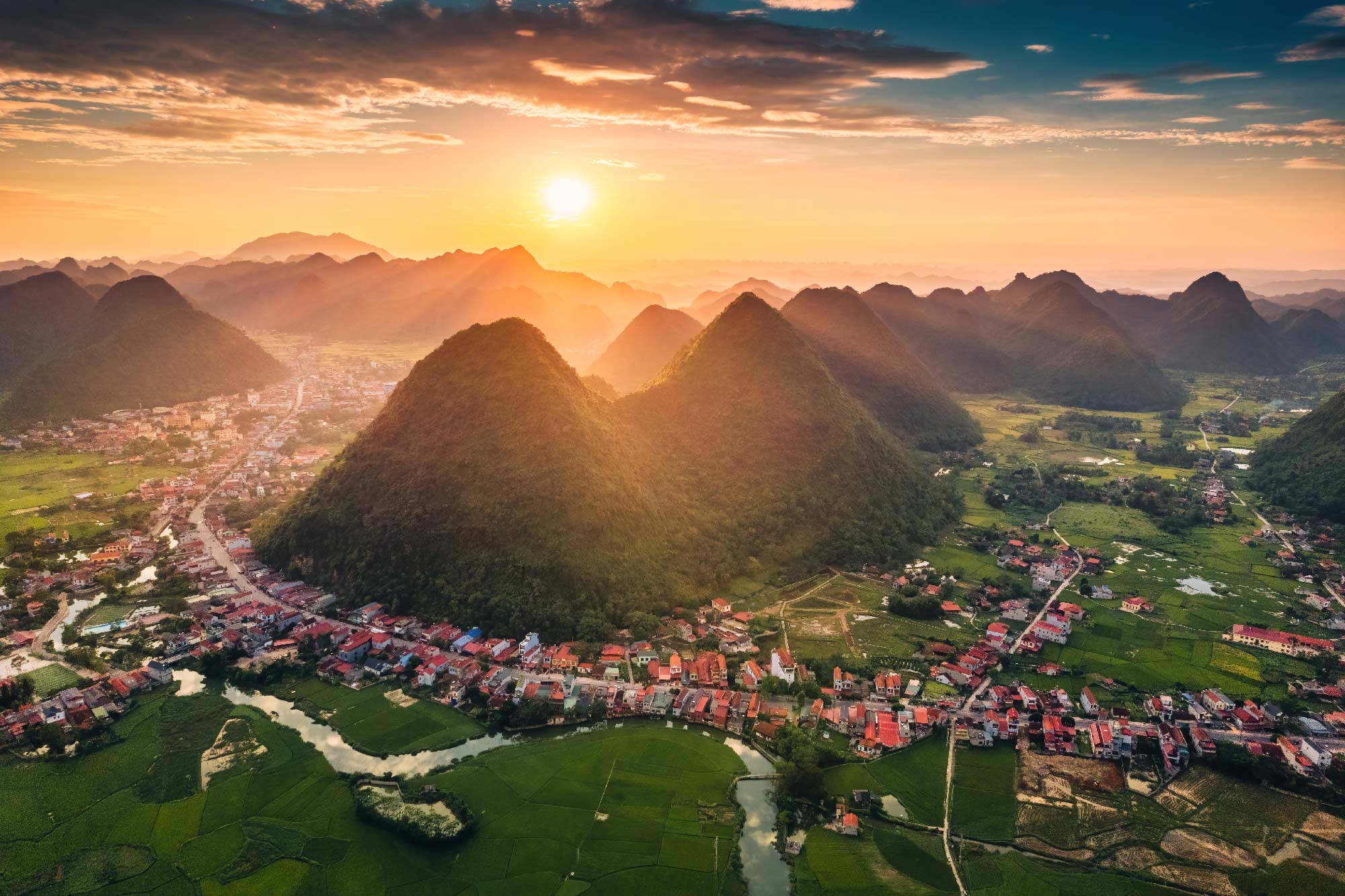 ciudad asiatica rodeada de montañas